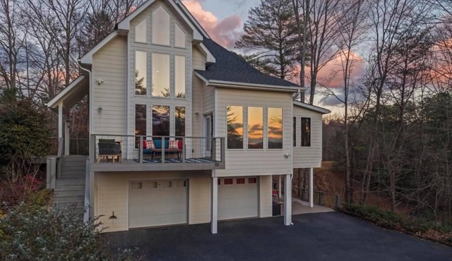 Helen Haus: Golf Sim & Hot Tub Theater Retreat in Helen