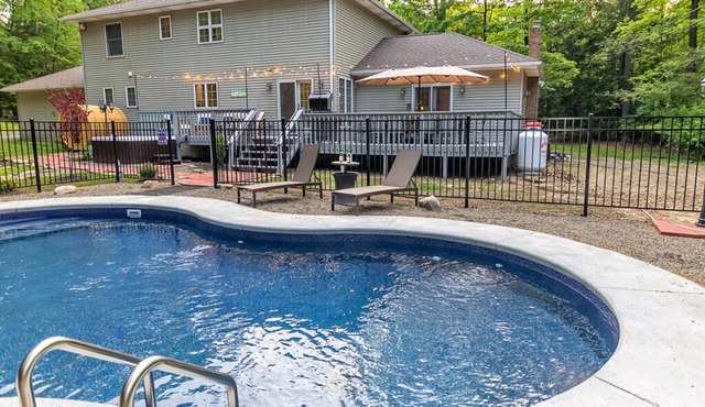 Hemlock Manor-Pool/Sauna/Hot Tub in Stroudsburg