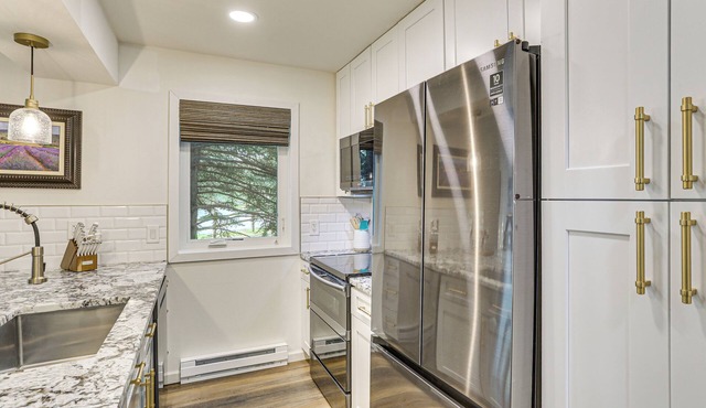 Hike, Ski & Golf: Fully Renovated Edwards Townhome in Edwards
