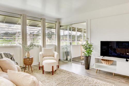 Hilo Apartment w/Lanai - 2 Mi to Beaches!
