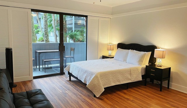 Hilo Lakefront Studio, Pool, Walk to Downtown