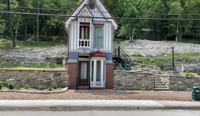 Historic Tiny House - Down on Main Street! in Eureka Springs
