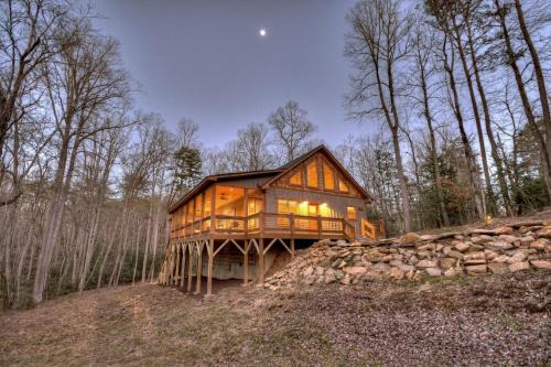 Holly Berry Hill - Walk to Lake Nottely, Unwind in the Hot Tub & Enjoy S’mores Under the Stars in Young Harris