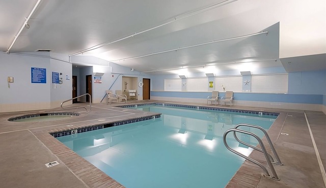 Just a Minutes Drive to WSU! 2 Family-friendly Rooms w/Free Breakfast, Pool in Pullman