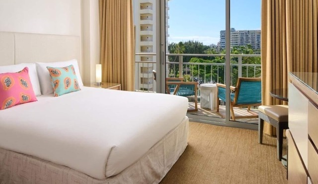 Kaimana Beach Hotel | Classic Queen | Beachfront Getaway
