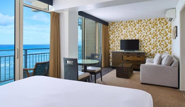 Kaimana Beach Hotel | Oceanfront View Junior Suite | Direct Ocean Views
