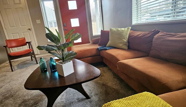 ~Keasington House, a Mid Century Gem in Hucrest. 2bdrm, 2bath in Roseburg