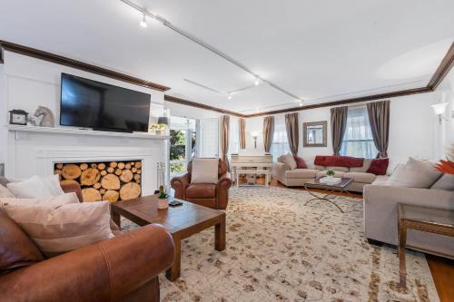- King Bed - Massive Yard - Fully Equipped Condo in Geneva