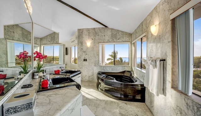 King Suite Oasis: Unwind with Jacuzzi & Bay Views (Unit B)