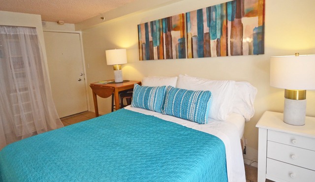 Kuhio Village 807 Newly Remodeled Waikiki Studio