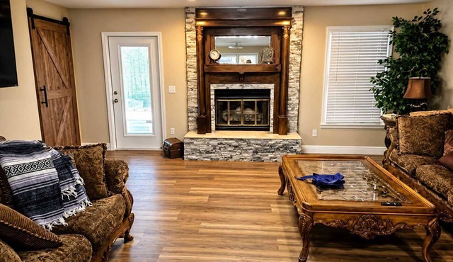 Lake Eufaula Escape | Game Room & Pool Table in Georgetown