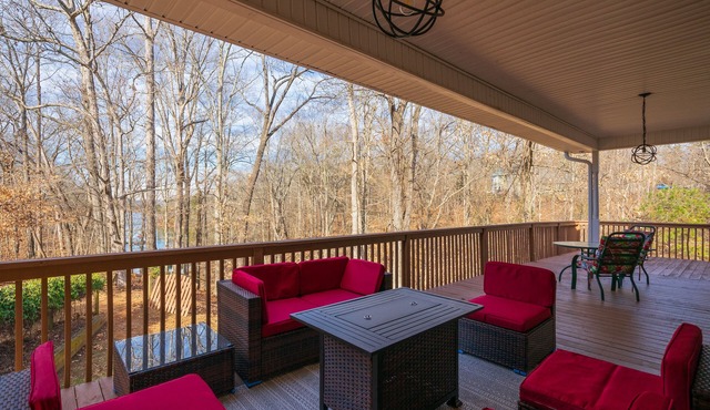 Lake Lanier Retreat + Deep Water Dock + Hot Tub in Gainesville