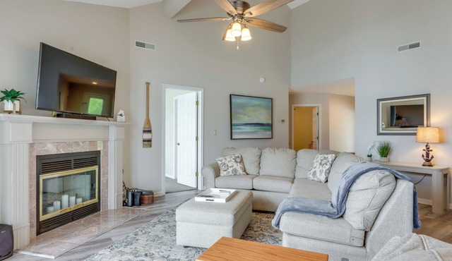 Lakefront Ozark Getaway w/Views + Community Perks in Village of Four Seasons
