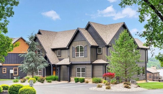 Lakefront Cozy Stay Dock Access, Pickleball & Mini Golf Close to Silver Dollar City in Branson