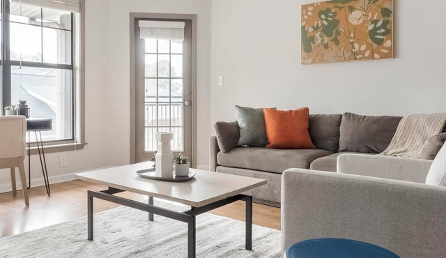 Landing | Beautiful 2BD, Courtyard, Pool in Buckhead