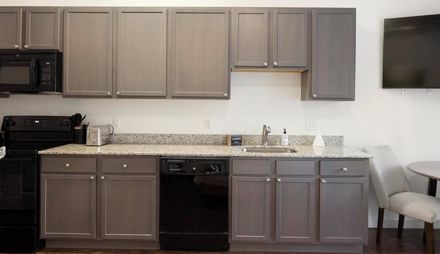 Landing | Chic Studio, Courtyard, Clubhouse in Richmond
