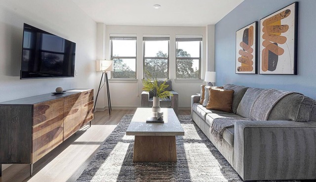 Landing | Modern 1BD, Pool, Gym in Austin