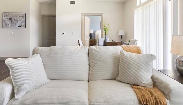 Landing | Stylish 2BD, Gym, Clubhouse in Houston