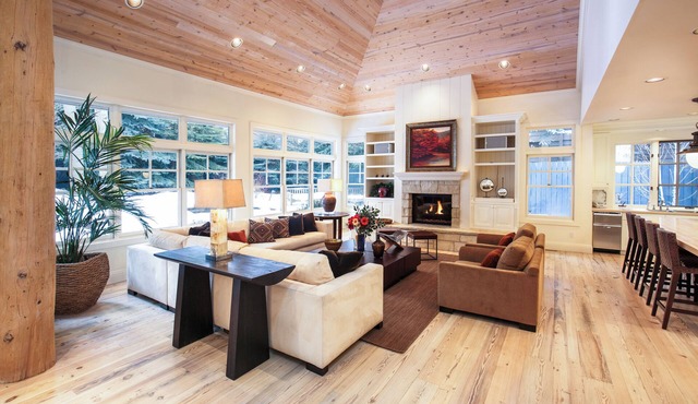 Large 5-bedroom house with AC in Aspen Core, 3 blocks to gondola in Aspen
