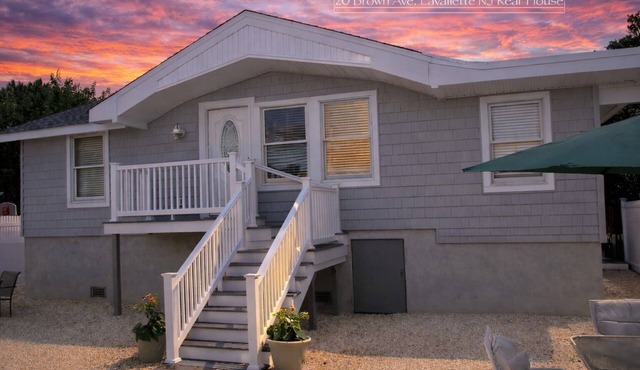 Lavallette BEACH BLOCK Sleeps 7, C-AC, Walk to SHOPS, 9 Houses from BEACH! in Lavallette
