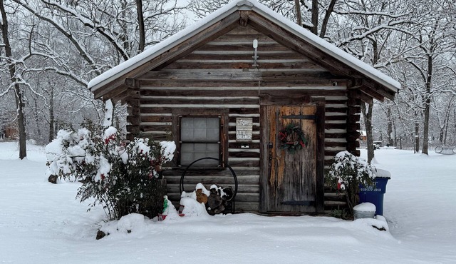 Little Dreamer log cabin in Colcord