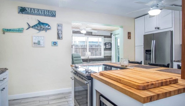 Little Venice Family Affair 2 bedroom 1 bath One Block from the Ocean in Marathon
