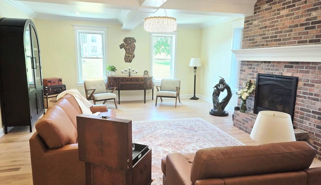 Lizzie's Lofts: Downtown, Spacious Mansion in Vibrant Decorah in Decorah