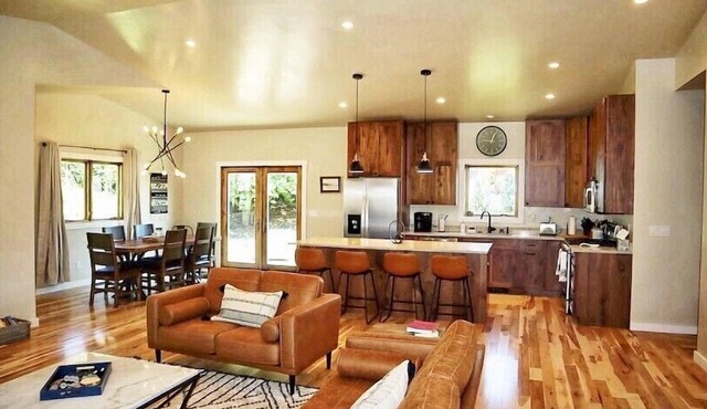 Locally owned family-friendly mountain getaway! in Glenwood Springs