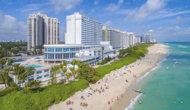 Lovely Apartment steps from the Ocean sleep 11! in Miami Beach