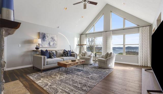 Lovely Lake Home with Stunning Views-Your perfect Table Rock Lake Getaway Awaits in Blue Eye