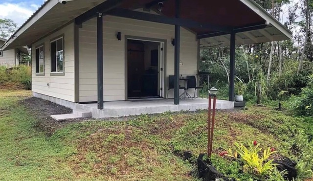 Lovely studio retreat in Keaau perfect getaway. Auto gate, security cameras