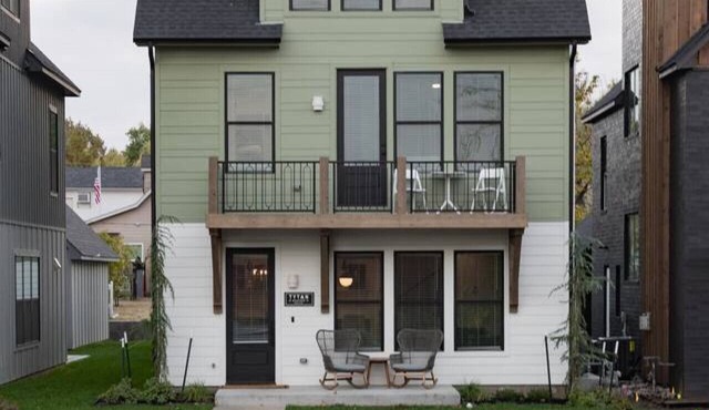 Lux 4BR Downtown Home Walk Rose District Sleeps 10 in Broken Arrow