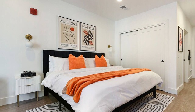 LUX - Studio + King Bed + Gym + Free Parking in Pittsburgh