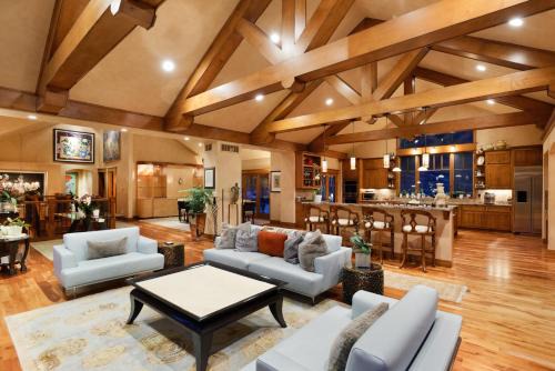 Luxe Artful Mountain Retreat with 4 King Suites, 8 Person Hot Tub and 3 Decks in Carbondale