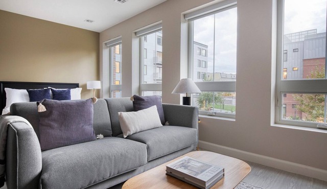 Luxe Kendall Square Studio w/Gym, W/D & Rooftop, by Blueground in Cambridge