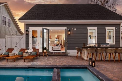 Luxurious Savannah Retreat Private Pool & Spa in Savannah
