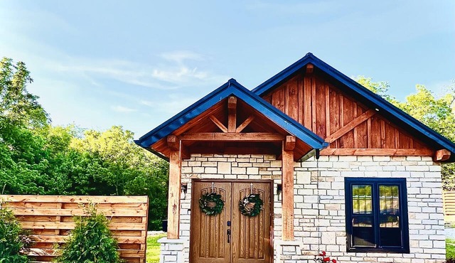 LUXURY COUPLES CABIN! Caveside Cabins in Creola