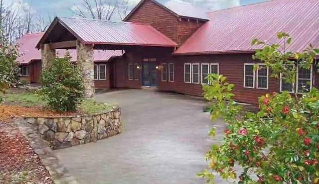 Luxury Estate for Wedding, Retreat, Family Reunion & Corporate Event, Sleeps 30 in Manchester