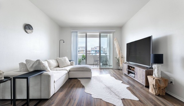 Luxury in the Heart of Marina Del Rey - Near Beach/Private Pool/Spa/Gym in Los Angeles