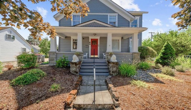 Luxury McMinnville Craftsman Walk to 3rd St Hot Tub + Fire Pit in McMinnville
