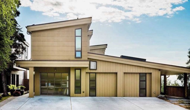 M Street Triplex | Full 5BR Compound | 3 Tubs in Anchorage