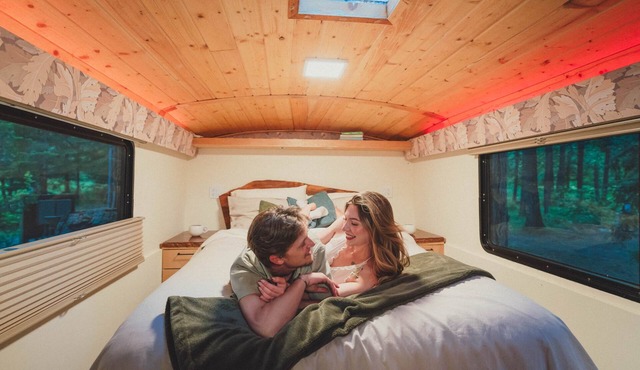 Madrone Hideout-Artist Bus Retreat at Azalea Grove Getaway in Douglas County