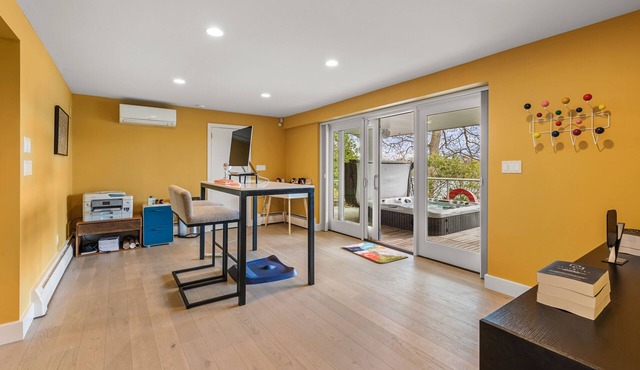 Majestic lakefront 3-bedroom with pool, hot tub, water sports and birdwatching in Arlington