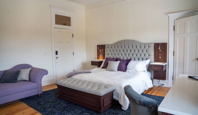 Margot Suite - Truitt Vanderbilt Club - King room with bath and bistro in LaGrange