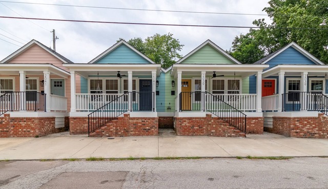 Massive 4 houses on one property perfect for family reunion and weddings in Memphis
