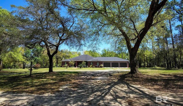 Maxinea's Hideway is a 6 Bedroom ground level home on 3 Acres in Elberta, AL in Elberta