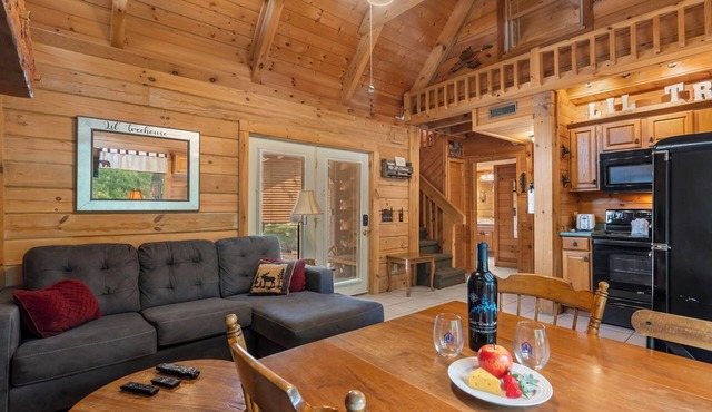 Minutes to Big Cedar-True Log Cabin-Free Silver Dollar Tickets-Pvt Hot Tub @ Lil Treehouse in Ridgedale
