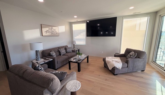 Modern Downtown Omaha Condo – 2BR, Sleeps 6, Garage Parking in Omaha