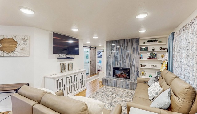 Modern family friendly home w/fireplace, washer & dryer, WIFI - close to town in Eugene