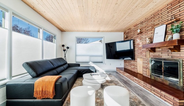 Modern Home near Southside w/Blue Mountain Views in College Place